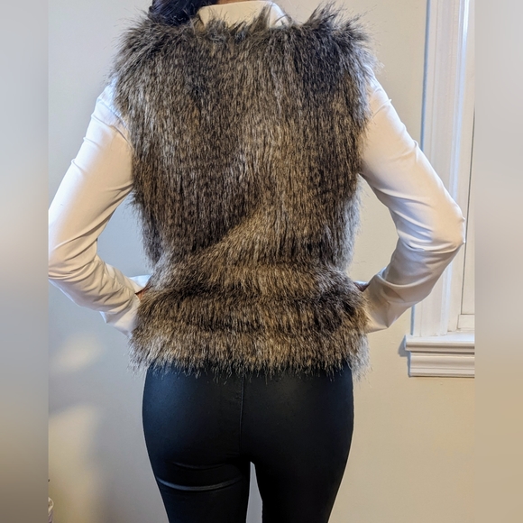 New, H&M Women’s Beige Stylish Lightweight Faux Fur Vest. Size 4 - Picture 4 of 13